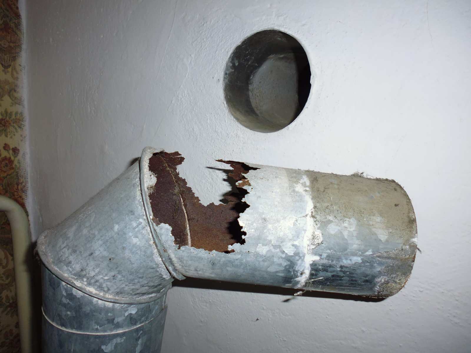kouřovod plynového kotle zavěšeného pod stropem bytu - kominík uznal za vyhovující