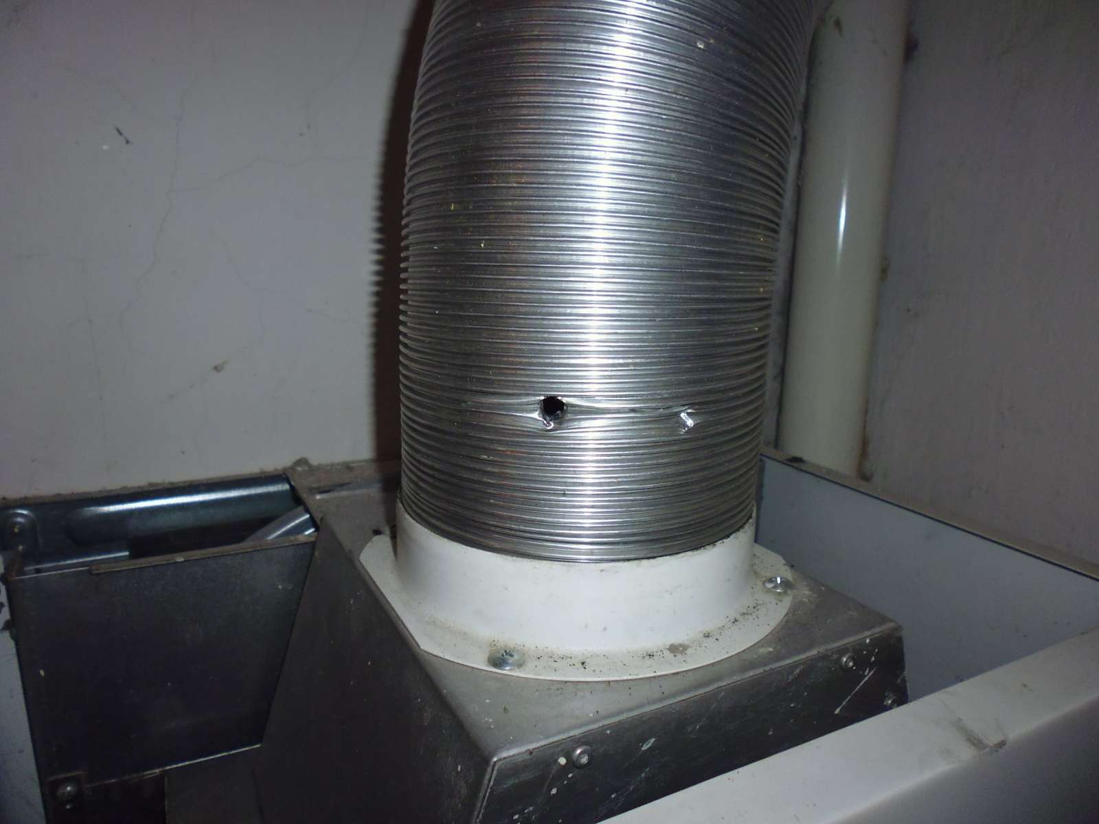 narušení flexi kouřovodu servisním technikem plynových zařízení